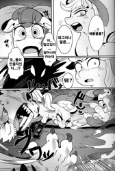 Size: 739x1100 | Tagged: safe, artist:nekubi, imported from derpibooru, apple bloom, applejack, chimera sisters, chimera, earth pony, pony, body control, comic, dialogue, fangs, female, fight, filly, grayscale, korean, mare, monochrome, multiple heads, shakunetsu no gouseijuu, size difference, speech bubble, three heads, translation request