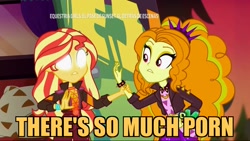 Size: 1920x1080 | Tagged: safe, edit, edited screencap, imported from derpibooru, screencap, adagio dazzle, sunset shimmer, equestria girls, equestria girls series, sunset's backstage pass!, spoiler:eqg series (season 2), blank eyes, caption, discovery kids, glowing eyes, image macro, music festival outfit, spanish, ted 2, text, white eyes