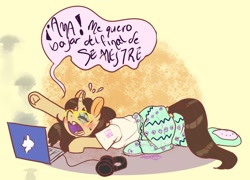 Size: 1496x1076 | Tagged: safe, artist:beyond_inside, imported from derpibooru, oc, oc only, pony, unicorn, clothes, computer, frog (hoof), headphones, horn, laptop computer, lying down, open mouth, signature, spanish, talking, translated in the comments, underhoof, unicorn oc