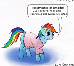 Size: 500x448 | Tagged: safe, artist:el-yeguero, derpibooru exclusive, edit, editor:enrique zx, imported from derpibooru, rainbow dash, pegasus, pony, clothes, dialogue, female, folded wings, mare, nightgown, signature, simple background, solo, spanish description, spanish text, speech bubble, text, translation, translator:enrique zx, white background, wings, wings down, wings under clothes