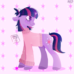 Size: 950x950 | Tagged: safe, artist:vero-mlp, imported from derpibooru, twilight sparkle, unicorn, 2025, :3, alternate hairstyle, blush scribble, blushing, closed mouth, clothes, cloven hooves, colored hooves, cute, cutie mark background, dated, eyelashes, floppy ears, full body, heart, hooves, horn, lineless, long sleeves, looking back, pink background, pixel-crisp art, purple hooves, short mane, short tail, side view, signature, simple background, small horn, smiling, solo, spanish description, sparkles, sparkly eyes, standing, stray strand, sweater, tail, tied mane, turned head, turtleneck, turtleneck sweater, unicorn twilight, unshorn fetlocks, wingding eyes