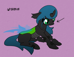 Size: 1284x1002 | Tagged: safe, artist:capital-asterisk, imported from derpibooru, oc, oc only, oc:kayleron, changeling, changeling queen, arrow, changeling oc, changeling queen oc, chinese, confused, female, green eyes, not queen chrysalis, pink background, simple background, sitting, slit pupils, solo, wings